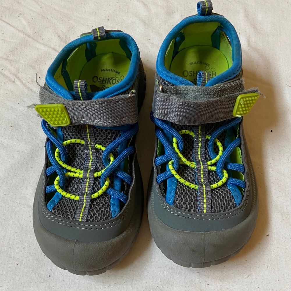 Oshkosh Pumba2-B boys bump toe sandal sz 9